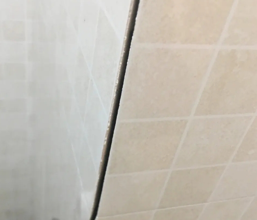 兴隆台瓷砖空鼓维修公司分享阳台瓷砖脱落的修复过程可以分为以下几个步骤