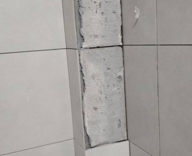 兴隆台瓷砖空鼓维修公司分享下瓷砖施工前基层浇水润湿程度不足，可能导致以下问题